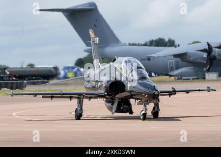 Cirencester, Großbritannien. Juli 2024. BAE Systems Hawk T2 von 4 FLUGTRAININGSSCHULE Royal Air Force während des Royal International Air Tattoo 2024 Abflugtages in RAF Fairford, Cirencester, Vereinigtes Königreich, 22. Juli 2024 (Foto: Cody Froggatt/News Images) in Cirencester, Vereinigtes Königreich am 22. Juli 2024. (Foto: Cody Froggatt/News Images/SIPA USA) Credit: SIPA USA/Alamy Live News Stockfoto