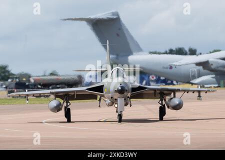 Cirencester, Großbritannien. Juli 2024. Hawker Hunter F.58 von Hawker Hunter Aviation Taxis während des Royal International Air Tattoo 2024 Abflugtages in RAF Fairford, Cirencester, Großbritannien, 22. Juli 2024 (Foto: Cody Froggatt/News Images) in Cirencester, Großbritannien am 22. Juli 2024. (Foto: Cody Froggatt/News Images/SIPA USA) Credit: SIPA USA/Alamy Live News Stockfoto