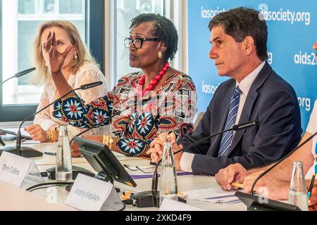 Winnie Byanyima, Exekutivdirektorin UNAIDS, Pressekonferenz zum Auftakt der AIDS 2024, Internationale AIDS-Konferenz, München, Juli 2024 Deutschland, München, 22. Juli 2024, Winnie Byanyima, Exekutivdirektorin UNAIDS, bei der Pressekonferenz zum Auftakt der AIDS 2024, die 25. Internationale AIDS-Konferenz wird heute am 22. Juli eröffnet, dauert bis zum 26. Juli, Messezentrum, Welt-AIDS-Konferenz zum wissenschaftlichen Stand der AIDS-Forschung, zu neuen Therapien und Medikamenten, zu Krankheit und Ansteckung, neben Frau Byanyima sitzt Chris Collins, Präsidentin von FRIENDS of the Global Fight aga Stockfoto