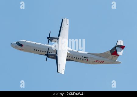 Farnborough International Airshow 2024. 22. Juli 2024, erster Tag der Veranstaltung in Farnborough, Hampshire, England, Großbritannien. Nachmittags fliegen Sie mit einem ATR 72-600 Flugzeug im Flug in blauem Himmel Stockfoto