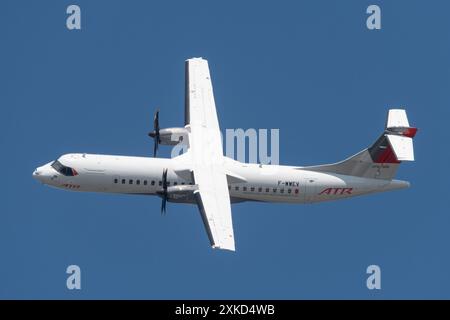 Farnborough International Airshow 2024. 22. Juli 2024, erster Tag der Veranstaltung in Farnborough, Hampshire, England, Großbritannien. Nachmittags fliegen Sie mit einem ATR 72-600 Flugzeug im Flug in blauem Himmel Stockfoto