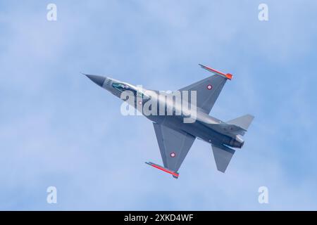 Farnborough International Airshow 2024. 22. Juli 2024, erster Tag der Veranstaltung in Farnborough, Hampshire, England, Großbritannien. Nachmittags fliegen Sie mit einer F-16 von RDAF (Royal Danish Air Force) im Flug Stockfoto