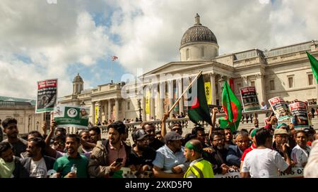 Mitglieder der Bangladeshi Community versammelten sich auf dem Trafalgar Square und marschierten hinunter zum Parlamentsplatz, um die Studentenproteste in Bangladesch zu unterstützen. Stockfoto