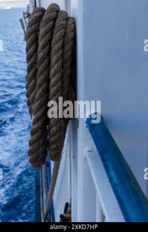 Ein paar Seile auf einem weißen und blauen Fährschiff Stockfoto