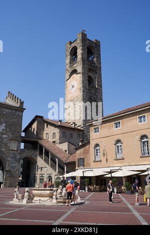 Bergamo, Italien - 17. Juni 2024 - der Contarini-Brunnen auf der Piazza Vecchia, dem bekanntesten Platz der Oberstadt an einem sonnigen Frühlingsmorgen Stockfoto