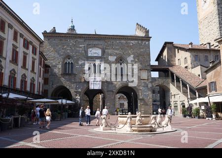 Bergamo, Italien - 17. Juni 2024 - der Contarini-Brunnen auf der Piazza Vecchia, dem bekanntesten Platz der Oberstadt an einem sonnigen Frühlingsmorgen Stockfoto