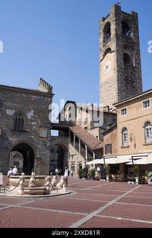 Bergamo, Italien - 17. Juni 2024 - der Contarini-Brunnen auf der Piazza Vecchia, dem bekanntesten Platz der Oberstadt an einem sonnigen Frühlingsmorgen Stockfoto