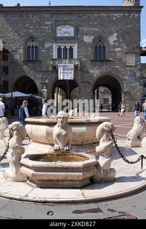 Bergamo, Italien - 17. Juni 2024 - der Contarini-Brunnen auf der Piazza Vecchia, dem bekanntesten Platz der Oberstadt an einem sonnigen Frühlingsmorgen Stockfoto