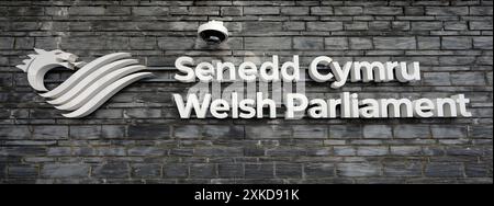 Beschilderung am walisischen Versammlungsgebäude, walisisches Parlament - Senedd Cymru. Cardiff, Südwales, Vereinigtes Königreich. Vom Juli 2024. Stockfoto