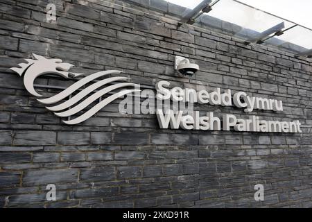 Beschilderung am walisischen Versammlungsgebäude, walisisches Parlament - Senedd Cymru. Cardiff, Südwales, Vereinigtes Königreich. Vom Juli 2024. Stockfoto