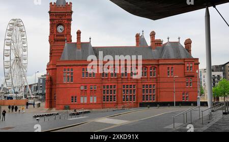 Seitenansicht des Pierhead Building und des Ferris Wheel, Cardiff Bay, Cardiff, South Wales, Großbritannien. Vom Juli 2024. Stockfoto