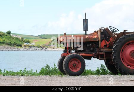 David Brown 996 Traktor am Strand von Drummore Schottland wird immer noch verwendet, um kleine Boote zu starten und zu holen - Foto Juli 2024 Stockfoto