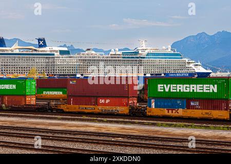 Kreuzfahrtschiffe und Containerzüge in Vancouver Kanada Stockfoto