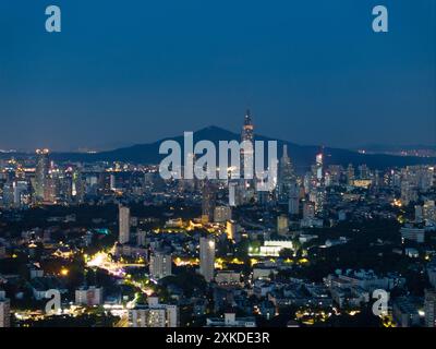 Nanjing, China. Juli 2024. Ein Foto zeigt die Skyline von Nanjing in Nanjing, Provinz Jiangsu, China, am 22. Juli 2024. (Foto: Costfoto/NurPhoto) Credit: NurPhoto SRL/Alamy Live News Stockfoto