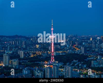 Nanjing, China. Juli 2024. Ein Foto zeigt die Skyline von Nanjing in Nanjing, Provinz Jiangsu, China, am 22. Juli 2024. (Foto: Costfoto/NurPhoto) Credit: NurPhoto SRL/Alamy Live News Stockfoto