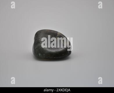 Glatter Tumble Shaligram Stein auf weißem Hintergrund Stockfoto