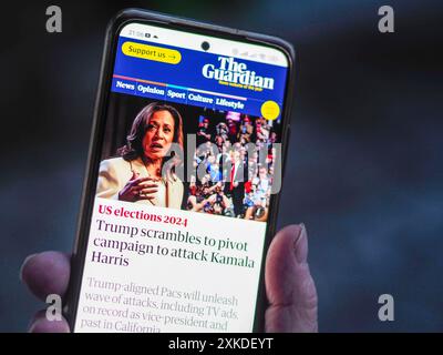 In dieser Fotoillustration hält eine Frau ein Smartphone in der Hand, auf dessen Bildschirm eine Publikation des Guardian über die Konfrontation gezeigt wird Stockfoto