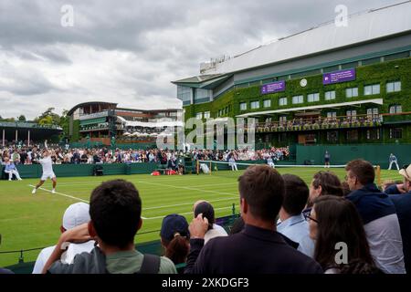 Allgemeine Ansicht von Court 7, während das Spiel mit Centre Court im Hintergrund bei den Meisterschaften 2024 weitergeht. Wimbledon Stockfoto