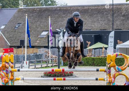 Veeningen, Niederlande. Juli 2024. VEENINGEN, NIEDERLANDE - 21. JULI, Marc Houtzager (NED) beim Springen S21 Gemeente de Wolden Preis - Grand Prix (LR) CSI Zuidwolde 2024 im CH de Wolden 21. Juli 2024 in Veeningen, Niederlande. (Foto: Jaap van der Pijll/Orange Pictures) Credit: Orange Pics BV/Alamy Live News Stockfoto