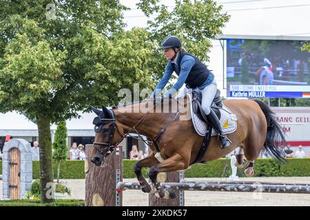 Veeningen, Niederlande. Juli 2024. VEENINGEN, NIEDERLANDE - 21. JULI, Kathrin Müller (DE) beim Springen S21 Gemeente de Wolden Preis - Grand Prix (LR) CSI Zuidwolde 2024 im CH de Wolden 21. Juli 2024 in Veeningen, Niederlande. (Foto: Jaap van der Pijll/Orange Pictures) Credit: Orange Pics BV/Alamy Live News Stockfoto