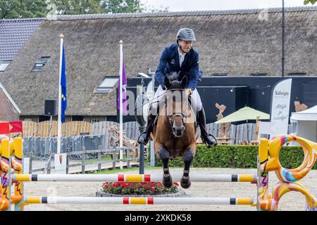 VEENINGEN, NIEDERLANDE, 21. JULI, Mark Bunting (GBR) im Sperrfeuer/Sprungweg beim Springen S21 Gemeente de Wolden Preis - Grand Prix (LR) CSI Zuidwolde 2024 am 21. Juli 2024 in den Niederlanden. (Foto: Jaap van der Pijll/Orange Pictures) Credit: Orange Pics BV/Alamy Live News Stockfoto