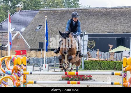 Veeningen, Niederlande. Juli 2024. VEENINGEN, NIEDERLANDE - 21. JULI, Kathrin Müller (DE) beim Springen S21 Gemeente de Wolden Preis - Grand Prix (LR) CSI Zuidwolde 2024 im CH de Wolden 21. Juli 2024 in Veeningen, Niederlande. (Foto: Jaap van der Pijll/Orange Pictures) Credit: Orange Pics BV/Alamy Live News Stockfoto