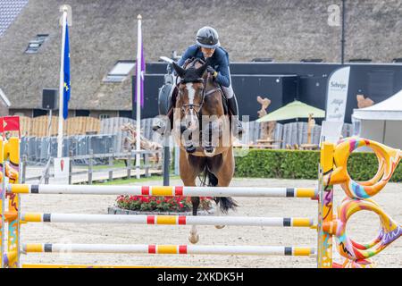 Veeningen, Niederlande. Juli 2024. VEENINGEN, NIEDERLANDE - 21. JULI, Karen Polle (JPN) beim Springen S21 Gemeente de Wolden Preis - Grand Prix (LR) CSI Zuidwolde 2024 im CH de Wolden 21. Juli 2024 in Veeningen, Niederlande. (Foto: Jaap van der Pijll/Orange Pictures) Credit: Orange Pics BV/Alamy Live News Stockfoto