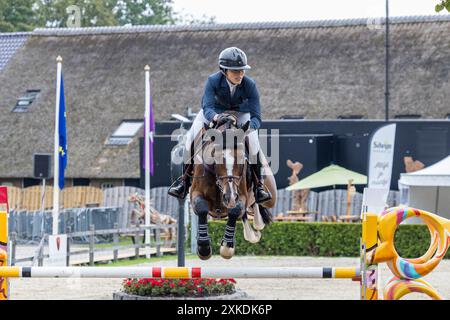 Veeningen, Niederlande. Juli 2024. VEENINGEN, NIEDERLANDE - 21. JULI, Karen Polle (JPN) beim Springen S21 Gemeente de Wolden Preis - Grand Prix (LR) CSI Zuidwolde 2024 im CH de Wolden 21. Juli 2024 in Veeningen, Niederlande. (Foto: Jaap van der Pijll/Orange Pictures) Credit: Orange Pics BV/Alamy Live News Stockfoto