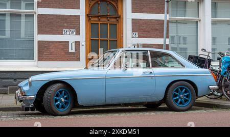 Den Haag, Niederlande, 21.07.2024, Seitenansicht des klassischen Sportwagens MG MGB GT von 1972 Stockfoto