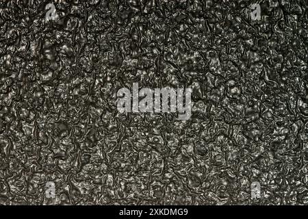 Schwarze strukturierte Luftpolsterfolie mit Schaumstoffprobe EPE-Perlen Polystyrol. Stockfoto