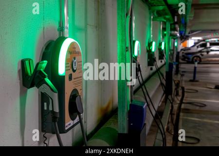 Autopay „Park & Charge“-Ladestationen für Elektrofahrzeuge im Parkhaus EuroPark P-Eliel in Helsinki, Finnland. Stockfoto