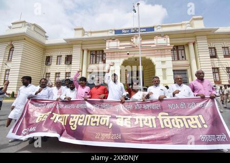 Patna, Indien. Juli 2024. PATNA, INDIEN - 22. JULI: CPI-ML-Gesetzgeber demonstrieren während der Monsun-Sitzung außerhalb der Bihar Assembly am 22. Juli 2024 in Patna, Indien. (Foto: Santosh Kumar/Hindustan Times/SIPA USA) Credit: SIPA USA/Alamy Live News Stockfoto