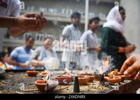 NOIDA, INDIEN – 22. JULI: Am ersten Montag des Sawan Month führen Gläubige Rituale in einem Shiva-Tempel im Sektor 20, am 22. Juli 2024 in Noida, Indien, durch. Sawan Somwar vrat ist eine heilige Feier, die Lord Shiva während des Monats Sawan (Shravan) gewidmet ist. Gläubige fasten jeden Montag und führen Rituale durch, um Segnungen, Wohlstand und Erfüllung ihrer Wünsche zu suchen.“ (Foto: Sunil Ghosh/Hindustan Times/SIPA USA) Credit: SIPA USA/Alamy Live News Stockfoto