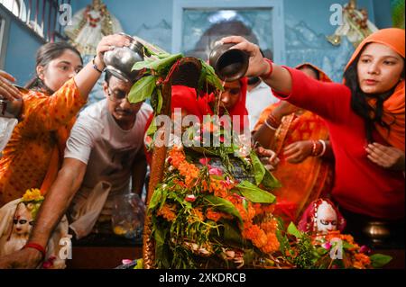 NOIDA, INDIEN – 22. JULI: Am ersten Montag des Sawan Month führen Gläubige Rituale in einem Shiva-Tempel im Sektor 20, am 22. Juli 2024 in Noida, Indien, durch. Sawan Somwar vrat ist eine heilige Feier, die Lord Shiva während des Monats Sawan (Shravan) gewidmet ist. Gläubige fasten jeden Montag und führen Rituale durch, um Segnungen, Wohlstand und Erfüllung ihrer Wünsche zu suchen.“ (Foto: Sunil Ghosh/Hindustan Times/SIPA USA) Credit: SIPA USA/Alamy Live News Stockfoto