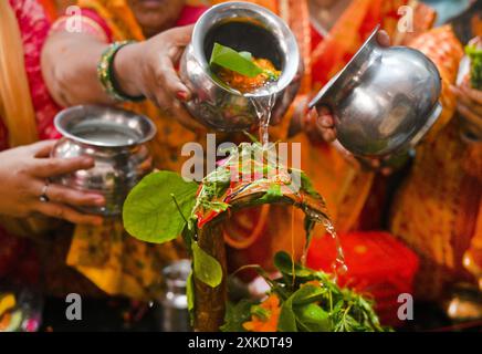 NOIDA, INDIEN – 22. JULI: Am ersten Montag des Sawan Month führen Gläubige Rituale in einem Shiva-Tempel im Sektor 20, am 22. Juli 2024 in Noida, Indien, durch. Sawan Somwar vrat ist eine heilige Feier, die Lord Shiva während des Monats Sawan (Shravan) gewidmet ist. Gläubige fasten jeden Montag und führen Rituale durch, um Segnungen, Wohlstand und Erfüllung ihrer Wünsche zu suchen.“ (Foto: Sunil Ghosh/Hindustan Times/SIPA USA) Credit: SIPA USA/Alamy Live News Stockfoto