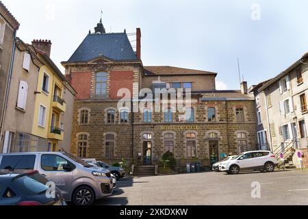 Langeac, Frankreich - 28. Mai 2023: Blick auf das Hotel de Ville in Langeac, Frankreich, mit parkenden Autos und einer charmanten Straßenszene. Stockfoto