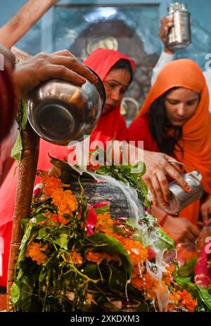 NOIDA, INDIEN – 22. JULI: Am ersten Montag des Sawan Month führen Gläubige Rituale in einem Shiva-Tempel im Sektor 20, am 22. Juli 2024 in Noida, Indien, durch. Sawan Somwar vrat ist eine heilige Feier, die Lord Shiva während des Monats Sawan (Shravan) gewidmet ist. Gläubige fasten jeden Montag und führen Rituale durch, um Segnungen, Wohlstand und Erfüllung ihrer Wünsche zu suchen.“ (Foto: Sunil Ghosh/Hindustan Times/SIPA USA) Credit: SIPA USA/Alamy Live News Stockfoto