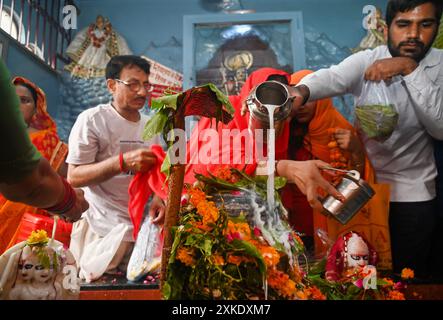 NOIDA, INDIEN – 22. JULI: Am ersten Montag des Sawan Month führen Gläubige Rituale in einem Shiva-Tempel im Sektor 20, am 22. Juli 2024 in Noida, Indien, durch. Sawan Somwar vrat ist eine heilige Feier, die Lord Shiva während des Monats Sawan (Shravan) gewidmet ist. Gläubige fasten jeden Montag und führen Rituale durch, um Segnungen, Wohlstand und Erfüllung ihrer Wünsche zu suchen.“ (Foto: Sunil Ghosh/Hindustan Times/SIPA USA) Credit: SIPA USA/Alamy Live News Stockfoto