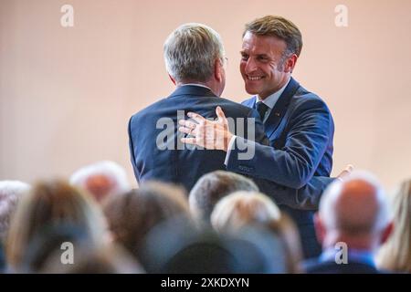 Paris, Frankreich. Juli 2024. Der französische Präsident Emmanuel Macron (R) umarmt IOC-Präsident Thomas Bach während der Eröffnungszeremonie der 142. IOC-Sitzung in der Louis Vuitton Foundation in Paris, Frankreich am 22. Juli 2024. Quelle: Sun Fei/Xinhua/Alamy Live News Stockfoto
