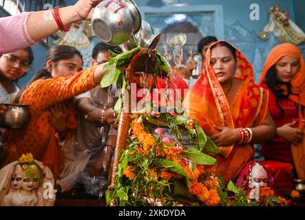 NOIDA, INDIEN – 22. JULI: Am ersten Montag des Sawan Month führen Gläubige Rituale in einem Shiva-Tempel im Sektor 20, am 22. Juli 2024 in Noida, Indien, durch. Sawan Somwar vrat ist eine heilige Feier, die Lord Shiva während des Monats Sawan (Shravan) gewidmet ist. Gläubige fasten jeden Montag und führen Rituale durch, um Segnungen, Wohlstand und Erfüllung ihrer Wünsche zu suchen.“ (Foto: Sunil Ghosh/Hindustan Times/SIPA USA) Credit: SIPA USA/Alamy Live News Stockfoto