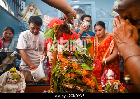 NOIDA, INDIEN – 22. JULI: Am ersten Montag des Sawan Month führen Gläubige Rituale in einem Shiva-Tempel im Sektor 20, am 22. Juli 2024 in Noida, Indien, durch. Sawan Somwar vrat ist eine heilige Feier, die Lord Shiva während des Monats Sawan (Shravan) gewidmet ist. Gläubige fasten jeden Montag und führen Rituale durch, um Segnungen, Wohlstand und Erfüllung ihrer Wünsche zu suchen.“ (Foto: Sunil Ghosh/Hindustan Times/SIPA USA) Credit: SIPA USA/Alamy Live News Stockfoto