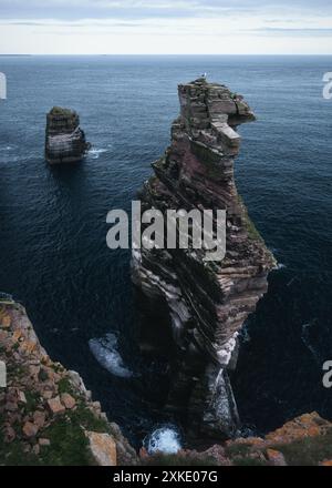 Eine Landschaftsaufnahme von einigen Küstensteinen in Duncansby in Caithness Schottland. Duncansby Stacks, Schottland, Großbritannien. Hochwertige Fotos. Stockfoto