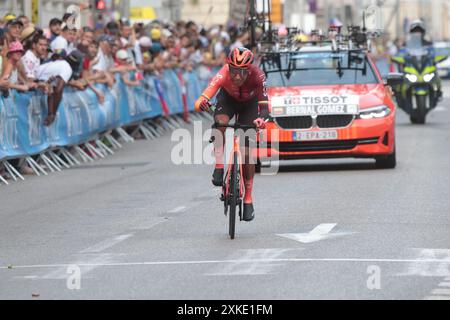 Egan Bernal winkt den Fans in den letzten Kilometern des Zeitfahrens von Nice Tour de France 2024 zu Stockfoto