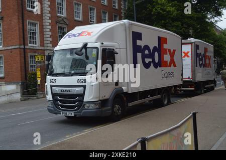 FedEx-Lieferwagen parkten hinten an der Westgate Street. Cardiff, Wales, Vereinigtes Königreich. Juni 2024. Stockfoto