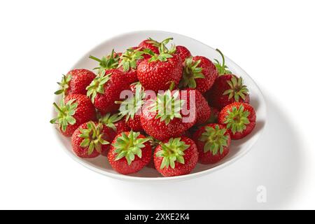 Weiße Keramikschale mit roten Erdbeeren auf weißem Hintergrund Stockfoto