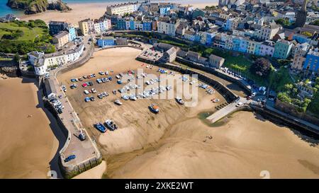 Luftaufnahme von kleinen Booten auf dem Sand in einem Hafen bei Ebbe (Tenby, Wales) Stockfoto