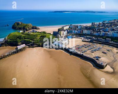 Aerial view of the dry harbor and large sandy beach at low tide in Tenby, Pembrokeshire Stockfoto