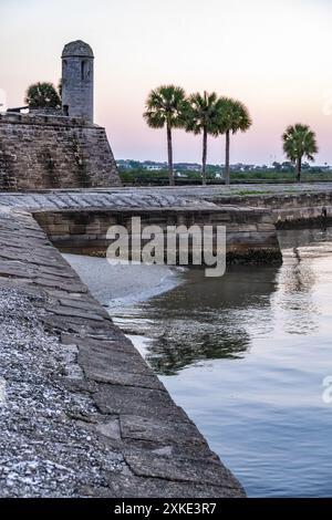 Castillo de San Marcos (ehemals Fort Marion) bei Sonnenaufgang in der Matanzas Bay in St. Augustine, Florida. (USA) Stockfoto