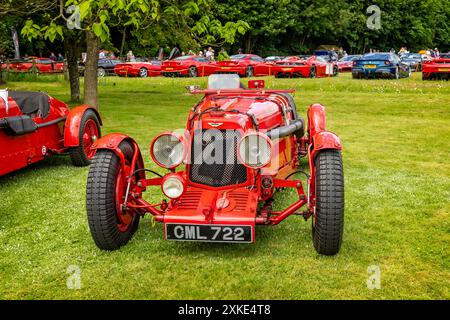 Die Red 1935 Aston Martin Ulster Rennwagen fuhren am 8. Juni 2024 in Le Mans, wo sie beim Pink Floyd Schlagzeuger Nick Masons in Corsham, Wiltshire, Großbritannien, ausgestellt wurden Stockfoto