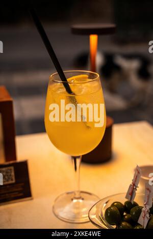 Nahaufnahme des Limoncella Cocktails mit einem Strohhalm, serviert in einem Restaurant in Neapel, Italien, Europa Stockfoto